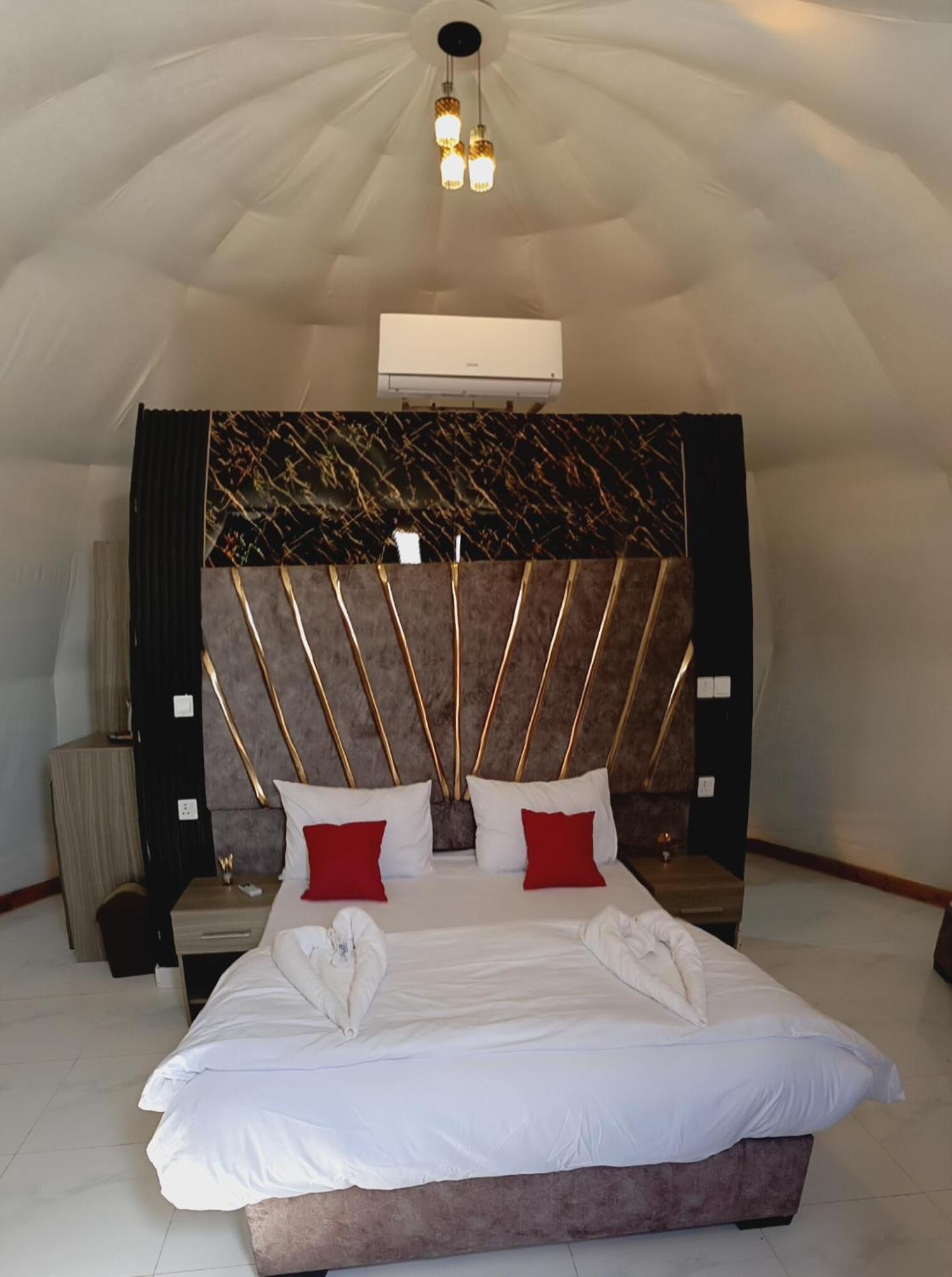 Titanic Camp Bed & Breakfast Wadi Rum Exterior foto